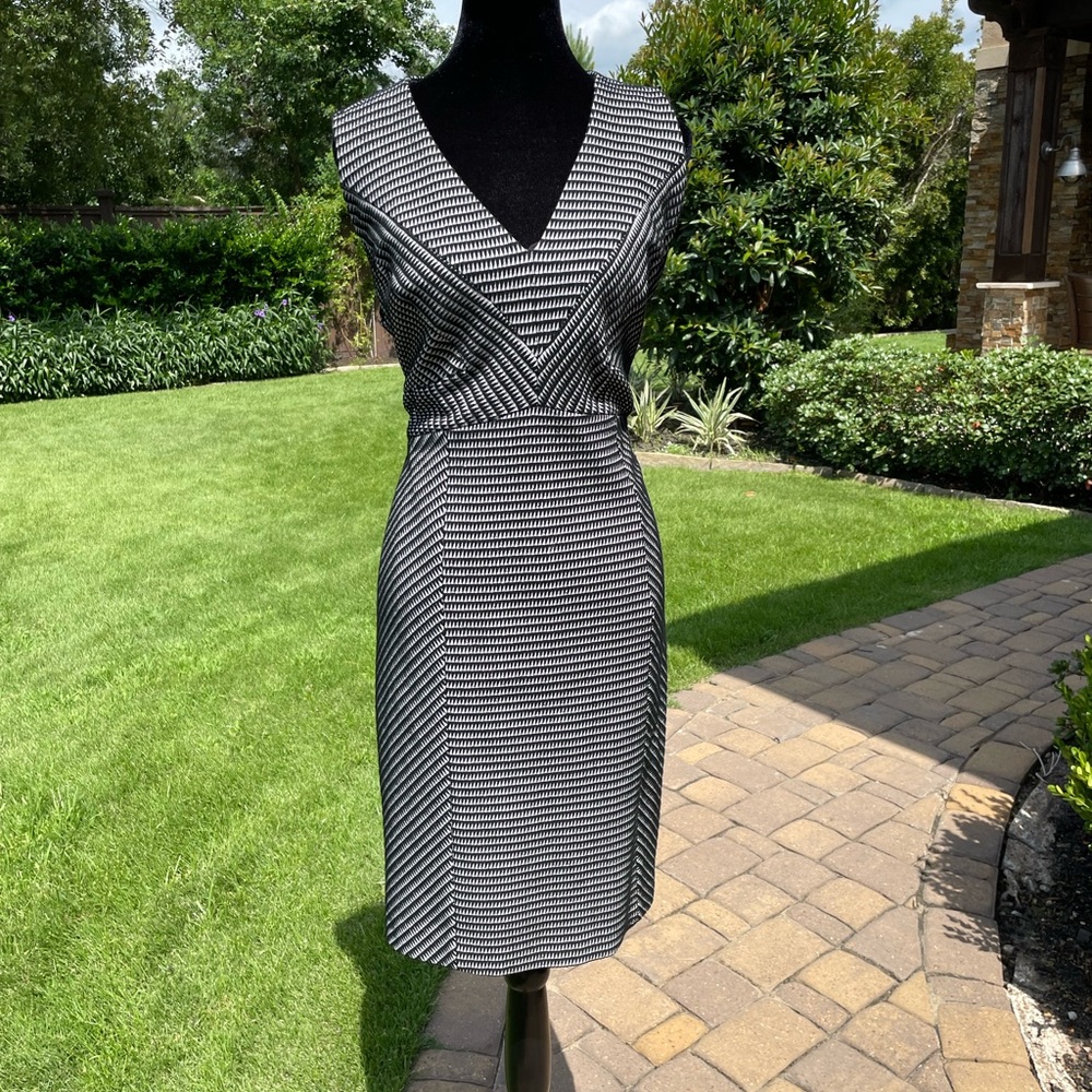 Classiques Entier- Sleeveless Sheath Dress (Size 16) in Black & White!